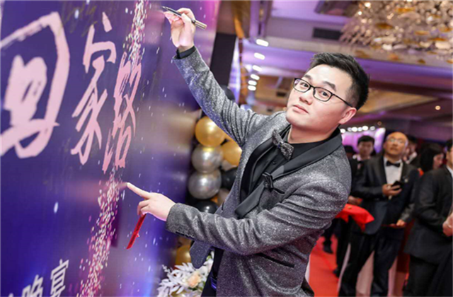 【高光“疫”事】勇敢逆行的特殊“网约车”——d88尊龙z690后，用信念打通生命运输线