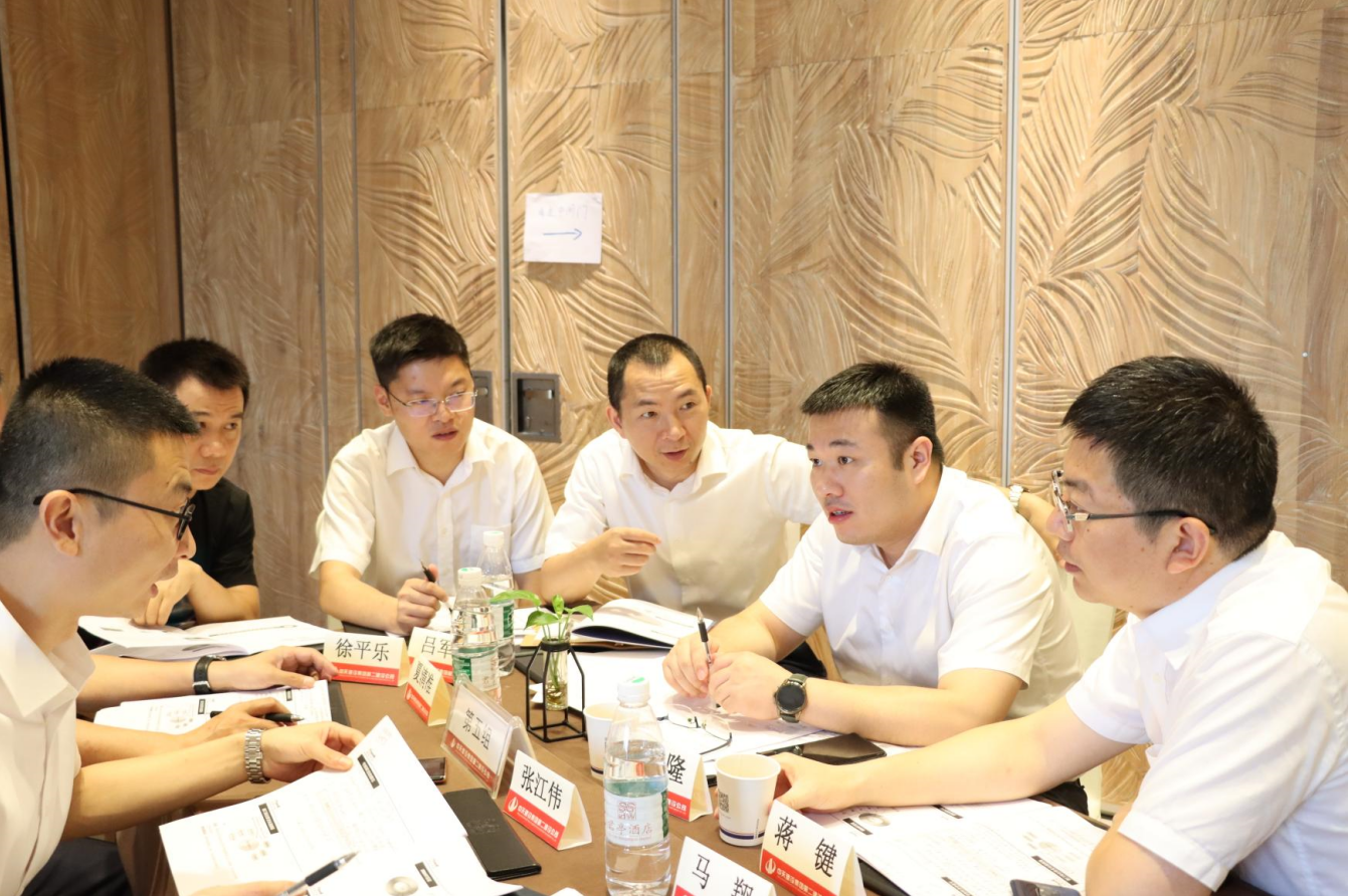 2021年6月25日-26日，d88尊龙z6二建组织开展了2021年中高层主管执行力培训。本次培训特邀清华、北大、上海交大总裁班讲师，中国企业家协会特聘高级讲师许晋老师进行授课。